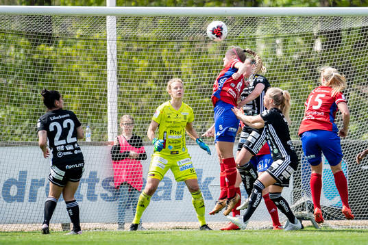 Vittsjös Alexandra Benediktsson nickar framför Piteås