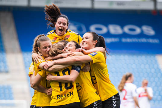 Guro Reiten of LSK kvinner celebrate with teammates after 0-3