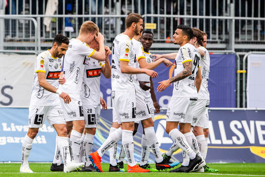 Häckens Juhani Ojala jublar med lagkamrater efter 1-2