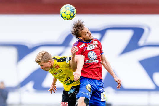 Mjällbys Ottar Magnus Karlsson i kamp med Östers Månz Karlsson