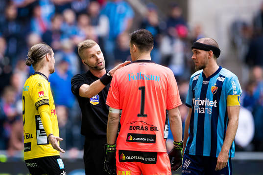 Domare Glenn Nyberg  med Elfsborgs Pawel Cibicki och