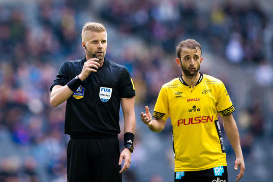 Domare Glenn Nyberg  med Elfsborgs Robert Gojani