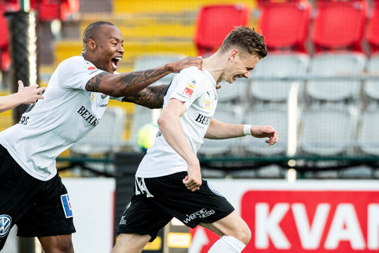 Örebros Jake Larsson jublar med Carlos Strandberg efter sitt 1-3 mål