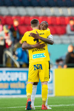 Örebros målvakt Oscar Jansson och Carlos Strandberg jublar efterr fotbollsmatchen i Allsvenskan mellan Östersund och Örebro den 20 Maj 2019 i Östersund.