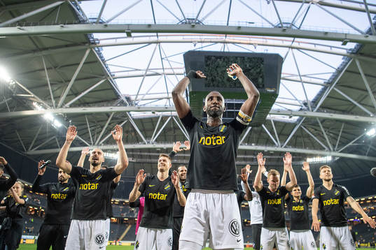 s Henok Goitom  tackar publiken efter fotbollsmatchen i Allsvenskan mellan AIK och Falkenberg den 20 maj 2019 i Stockholm.
