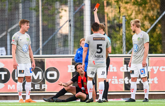 Brommapojkarnas Philip Hellquist får rött kort