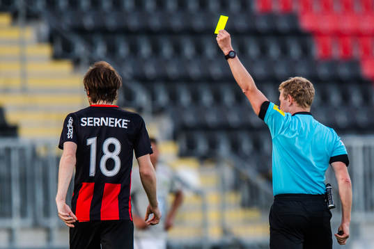 Brommapojkarnas Markus Gustafsson tilldelas ett gult kort