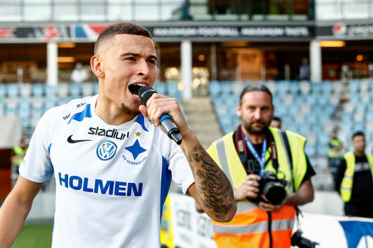 IFK Norrköpings Jordan Larsson sjunger med publiken