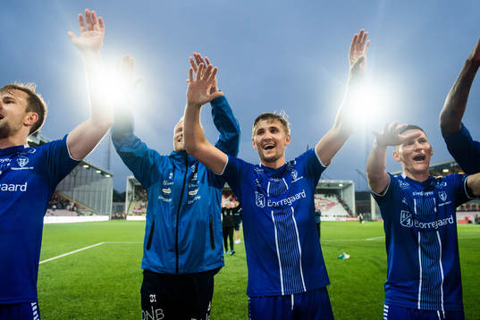 Steffen Lie Skålevik celebrates with his teammates