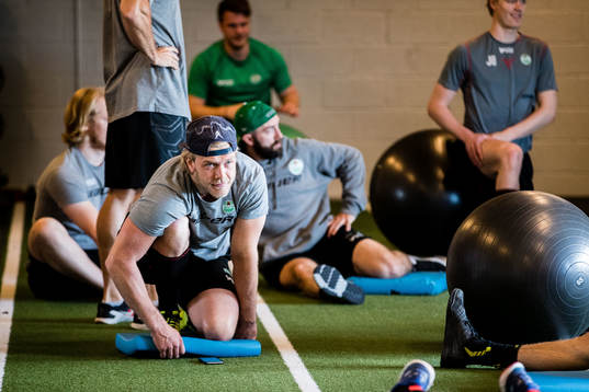 Rögles Olle Liss värmer upp med lagkamrater