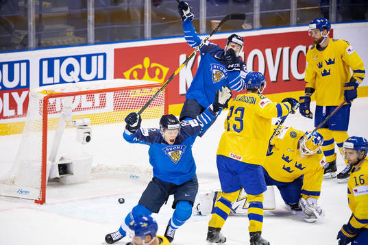 Harri Pesonen and Kaapo Kakko celebrates