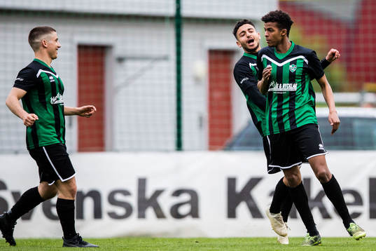  Högaborgs Hassan Maatouk jublar med lagkamrater efter 3-0 