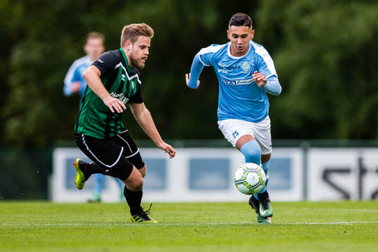 Högaborgs Emil Nilsson och Råås Mohammad Kaawach