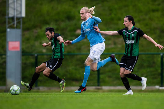   Högaborgs Stanley Batres Prado och Arton Jashari i duell med Råås Jens Winberg