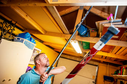 Robert Burakovsky med Aleksandr Ovetjkins klubba hemma i