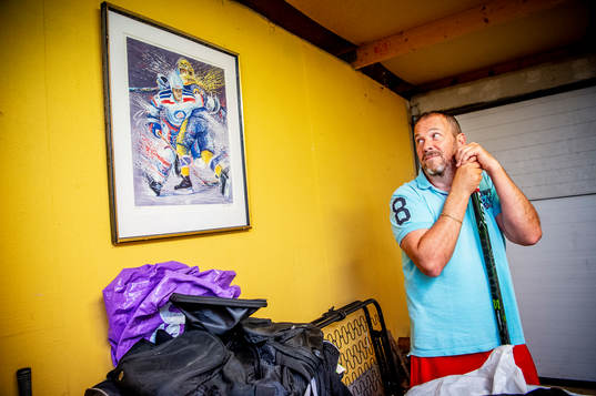 Robert Burakovsky med Aleksandr Ovetjkins klubba hemma i