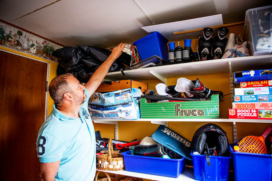 Robert Burakovsky hittar guldhjälmen på hyllan hemma i