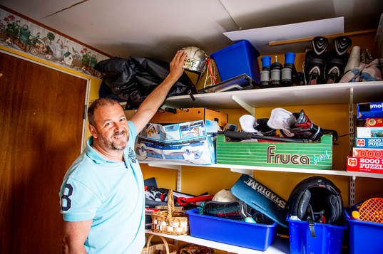 Robert Burakovsky hittar guldhjälmen på hyllan hemma i