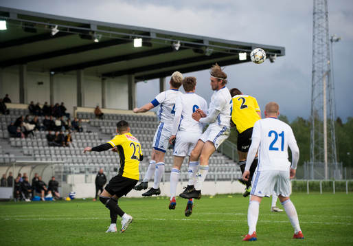 Höjdduell i matchen i division 2 mellan IFK Hässleholm och Asarum i Hässleholm 24 maj 2019.  
