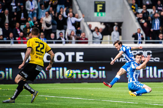 IFK Göteborgs Giorgi Kharaishvili ser Lasse Vibe göra 0-1