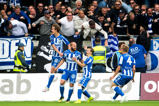IFK Göteborgs Robin Söder jublar med August Erlingmark, Patrik Karlsson Lagemyr och Carl Starfelt efter avgörande 1-2
