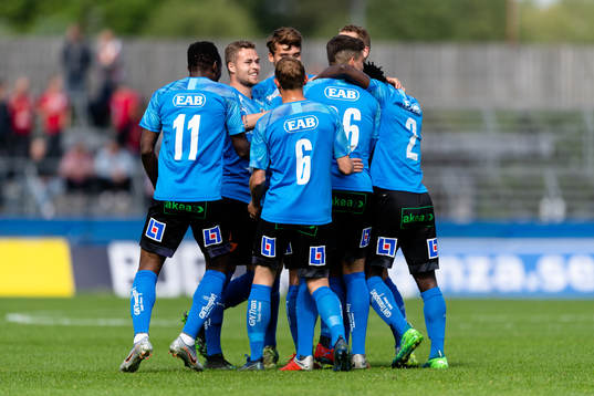 Halmstads spelare jublar efter 1-0 av Dusan Djuric