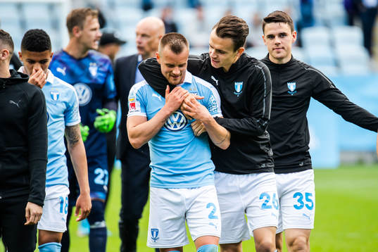 Malmö FFs Eric Larsson jublar med Andreas Vindheim