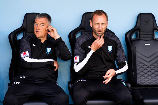 Malmö FFs assisterande tränare Rob Kelly och assisterande tränare Andreas Georgson på bänken