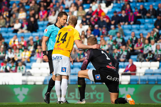 Falkenbergs målvakt Johan Brattberg har ont