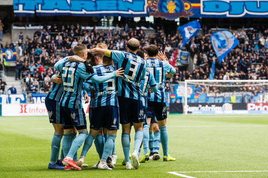 Djurgårdens spelare jublar efter att Jacob Une Larsson (ej i bild) gjort 2-1 för Djurgården