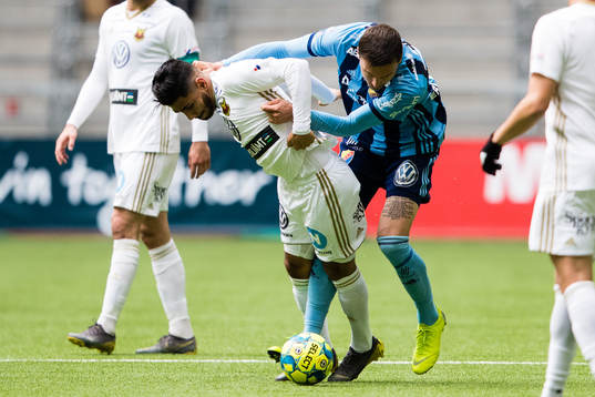 Östersunds Hosam Aiesh i kamp om bollen med Djurgårdens
