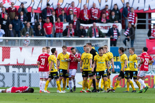 Irriterat mellan domare och spelare efter en tilltrasslad situation