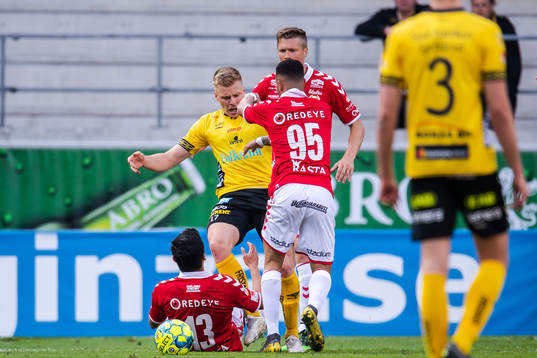 Kalmars Emaxwell Souza de Lima i gruff med Elfsborgs Per