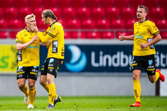 Elfsborgs Simon Strand, Pawel Cibicki och Gustav Henriksson jublar efter 1-1