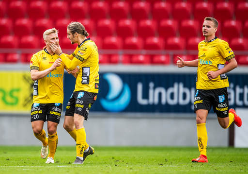 Elfsborgs Simon Strand jublar efter sitt 1-1 mål med Pawel Cibicki och Gustav Henriksson