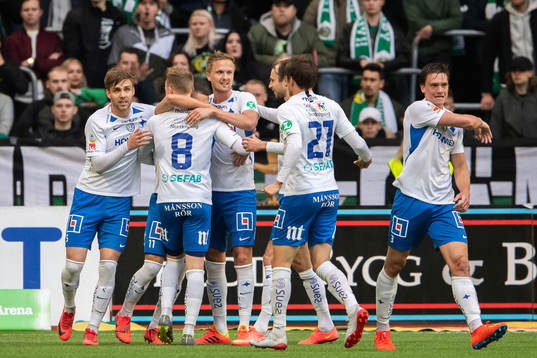 IFK Norrköpings Jordan Larsson jublar med Christoffer Nyman och Simon Thern efter 1-2