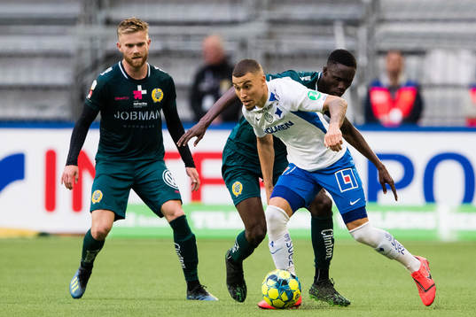 Hammarbys Dennis Widgren och Kossounou Odilon försvarar