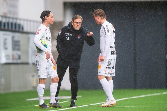 Örgrytes tränare Thomas Askebrand instruerar Filip