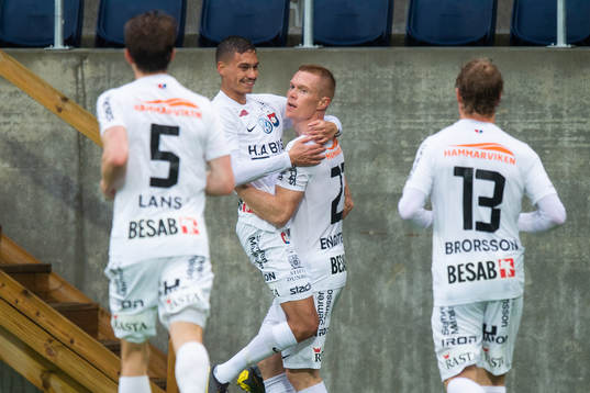 Örgrytes Fredrik Zanjanchi jublar med David Engström