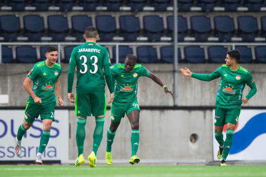 Dalkurds Kerfala Cissoko jublar med lagkamrater efter att han gjort 1-2