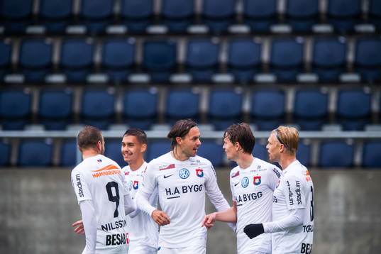 Örgrytes Filip Almström Tähti jublar med lagkamrater efter 0-1