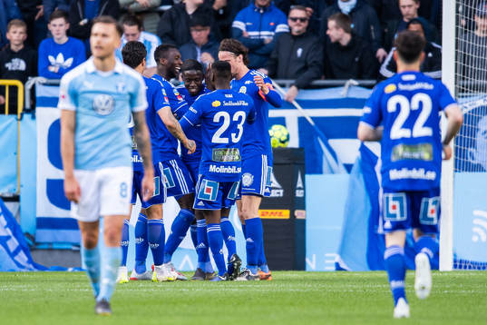Sundsvalls Pa Konate jublar med lagkamrater efter att han gjort 0-1