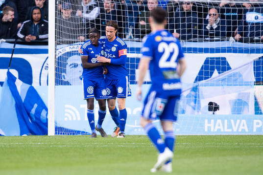 Sundsvalls Pa Konate jublar med Linus Hallenius efter 0-1
