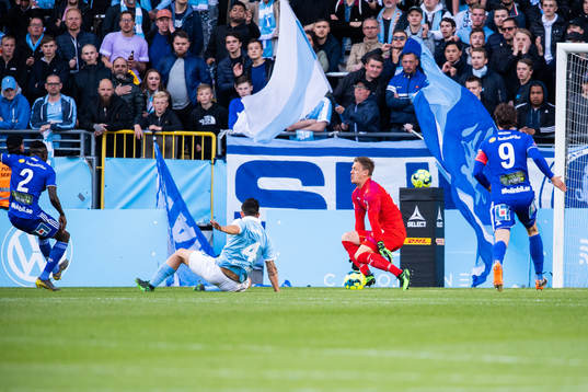 Sundsvalls Pa Konate gör 0-1 bakom Malmö FFs Johan Dahlin