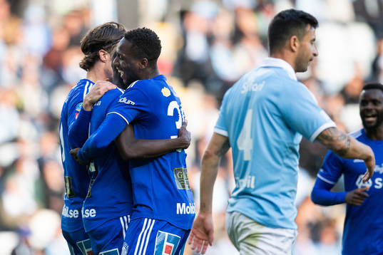 Sundsvalls Linus Hallenius och Peter Wilson jublar med Pa Konate som gjort 0-1
