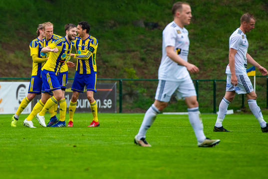 Eskilsminnes Jonatan Olsson jublar efter att ha kvitterat till 2-2