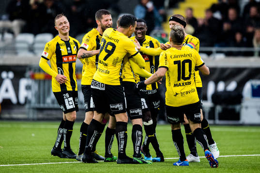 Häckens Alexander Faltsetas jublar med lagkamrater efter 1-0