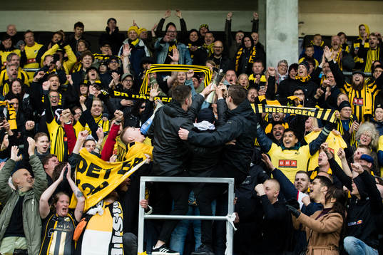 Häckens klack jublar med pokalen