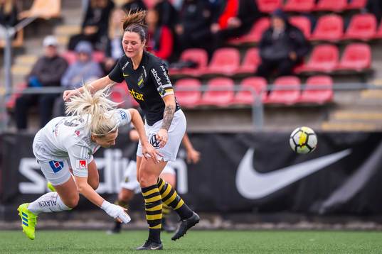 s Nicole Odelberg Modin och Kvarnsvedens Alva Lundin under fotbollsmatchen i Elitettan mellan AIK och Kvarnseden den 30 maj 2019 i Stockholm.