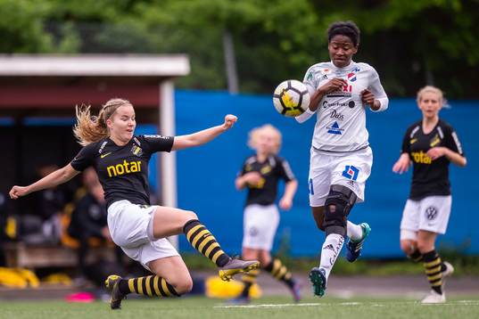 s Eva Nyström i kamp med Kvarnsvedens Sarah Michael under fotbollsmatchen i Elitettan mellan AIK och Kvarnseden den 30 maj 2019 i Stockholm.